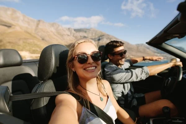 paar-im-cabrio-sommerurlaub