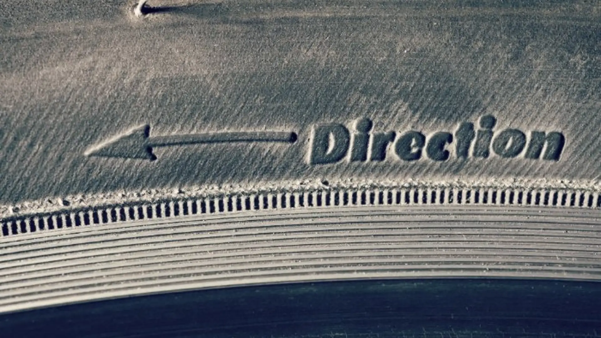 Reifenflanke mit eingeprägtem Pfeil und Schriftzug „Direction“ zur Anzeige der Laufrichtung