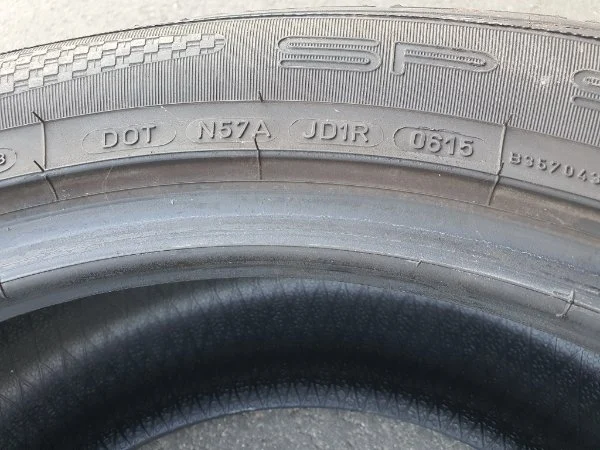 Reifenflanke im Detail mit DOT-Nummer