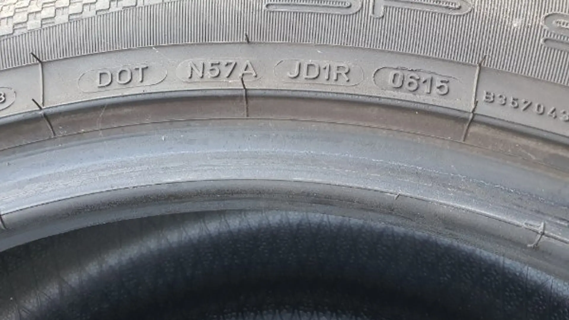 Reifenflanke im Detail mit DOT-Nummer