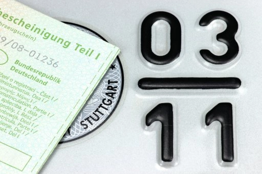 Saisonkennzeichen mit eingeprägten Zahlen und Zulassungsbescheinigung Teil 1