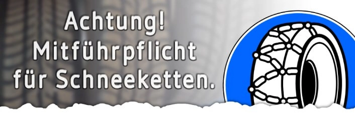 Hinweisschild mit Text „Achtung! Mitführpflicht für Schneeketten.“ und Symbol eines Reifens mit Schneekette