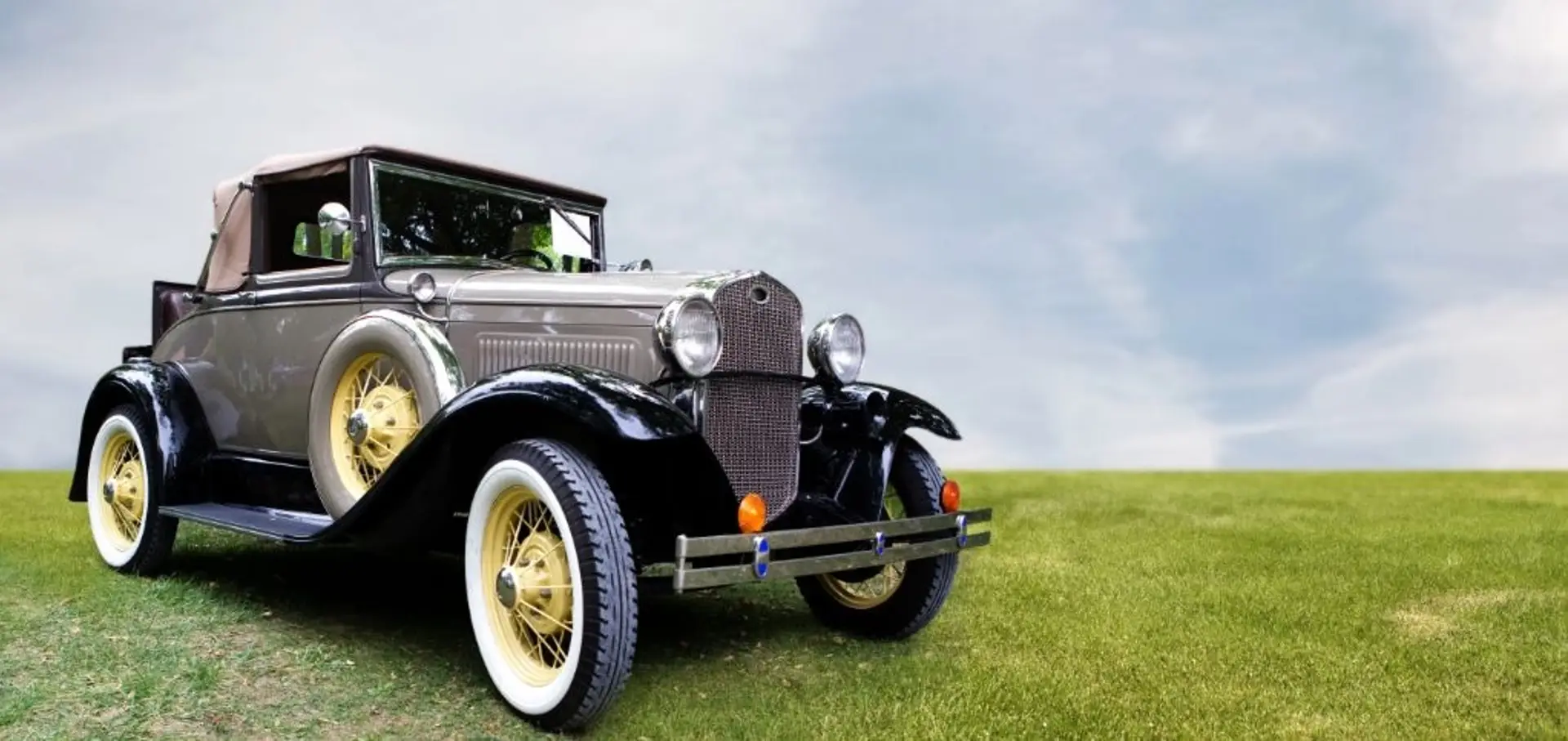 Ein Oldtimer steht auf einer Wiese