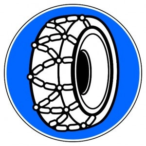 Blaues Verkehrszeichen mit weißem Symbol eines Reifens mit Schneeketten