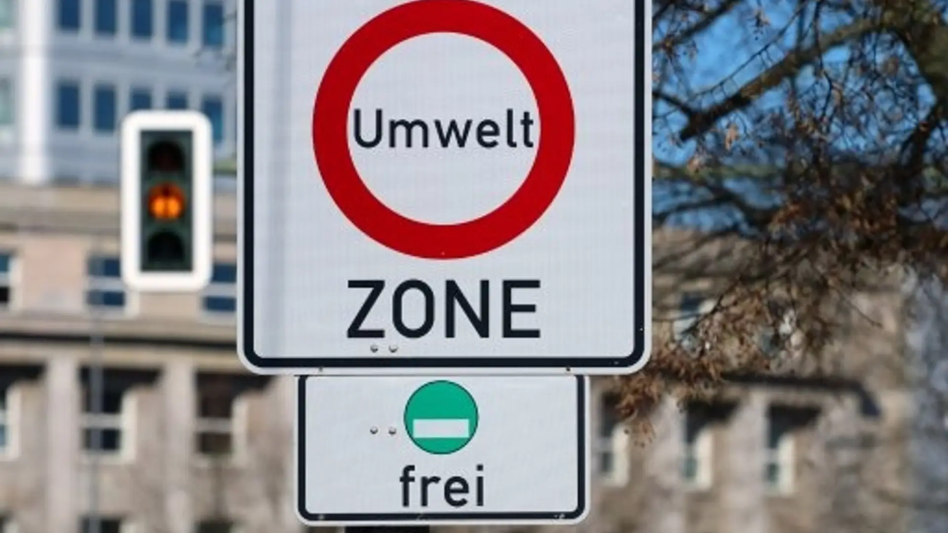 Verkehrsschild „Umwelt Zone“ mit Zusatzschild „frei“ und grünem Plakettensymbol