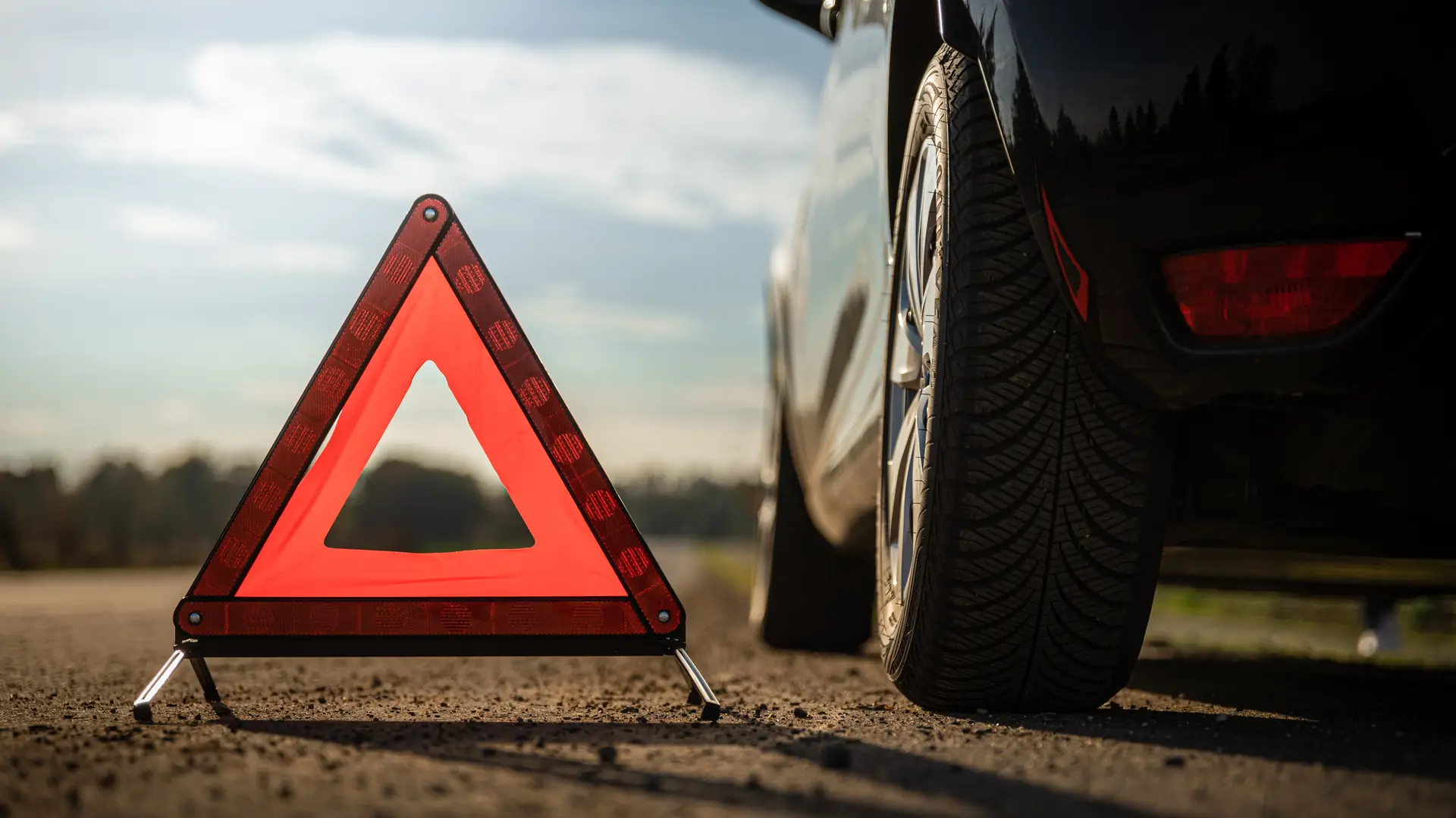 Warndreieck auf Straße neben Auto