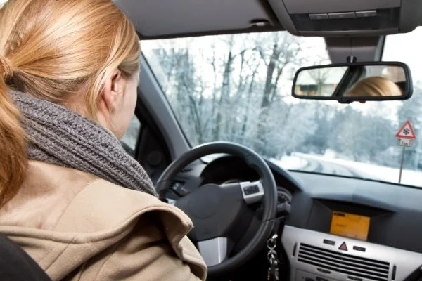 Frau im Auto im Winter