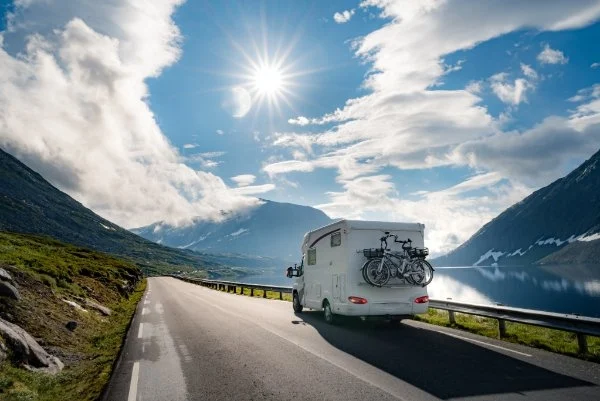 Wohnmobil auf Straße am See