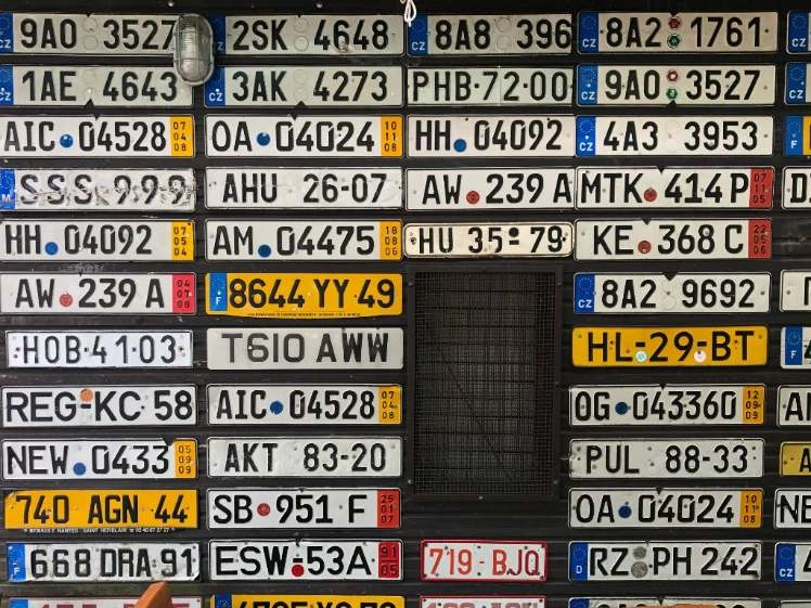 Verschiedene Kennzeichen hängen an der Wand
