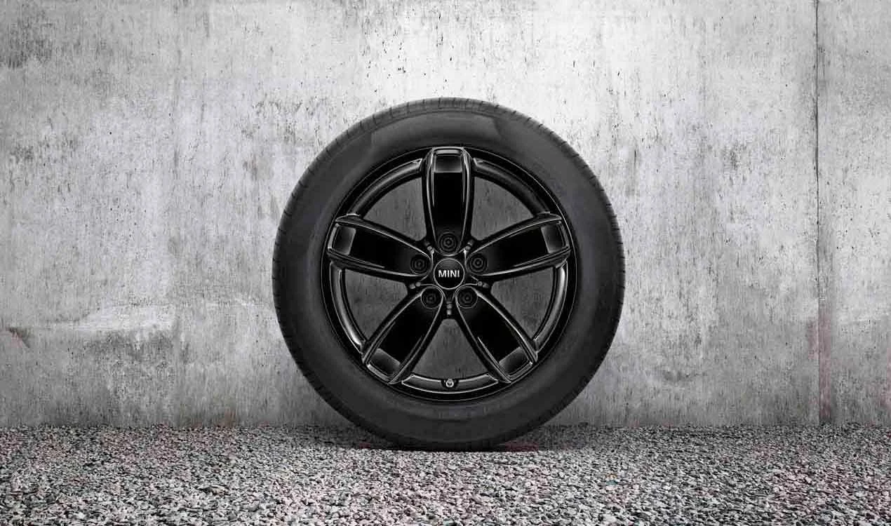 MINI Winterkompletträder Channel Spoke 531 jet black uni 17 Zoll RDCi Countryman F60 Bridgestone
