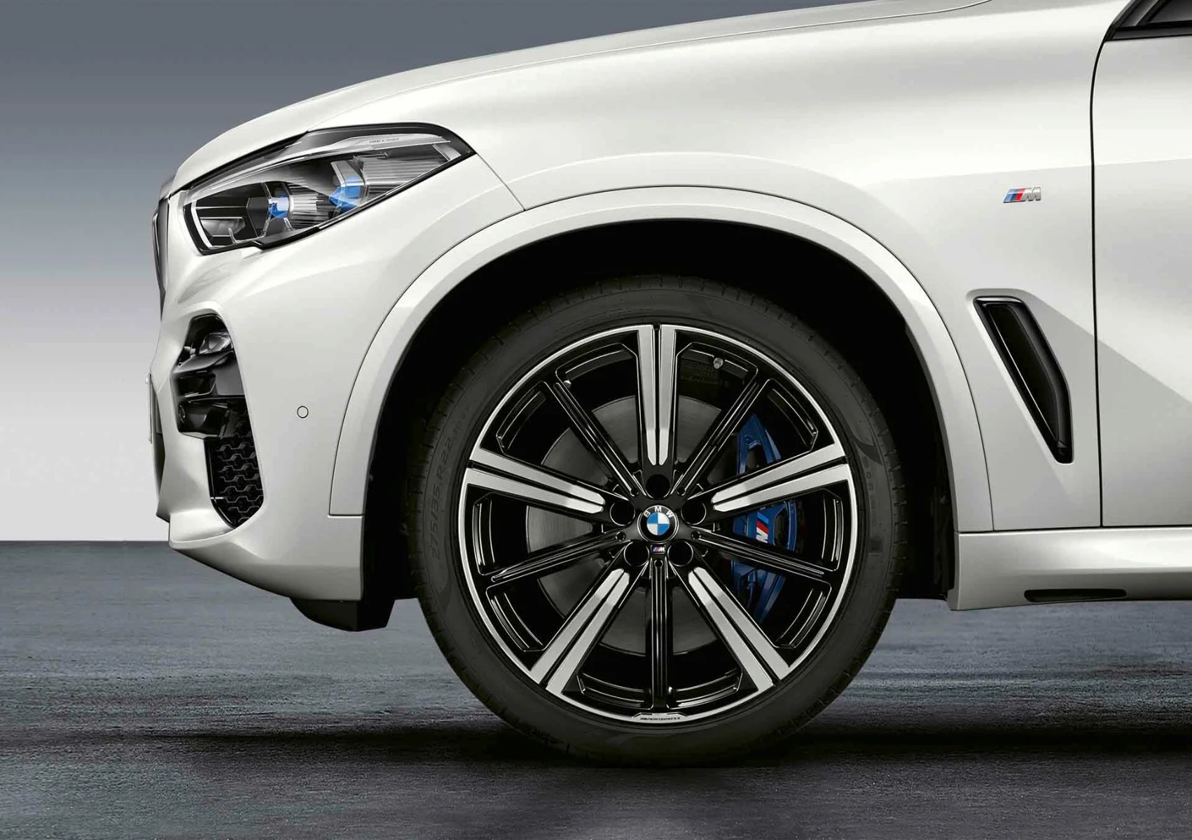 BMW Sommerkompletträder M Performance Sternspeiche 749M bicolor (jetblack uni/hochglanzpoliert) 22 Zoll RDCi X5 G05 X6 G06 Pirelli (Mischbereifung)