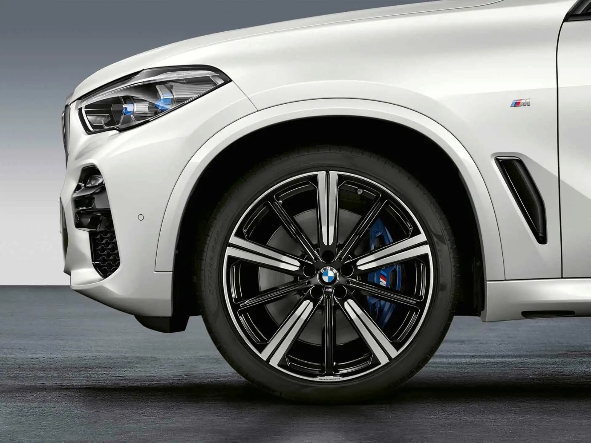 BMW Sommerkompletträder M Performance Sternspeiche 749M bicolor (jetblack uni/hochglanzpoliert) 22 Zoll RDCi X5 G05 X6 G06 Pirelli (Mischbereifung)