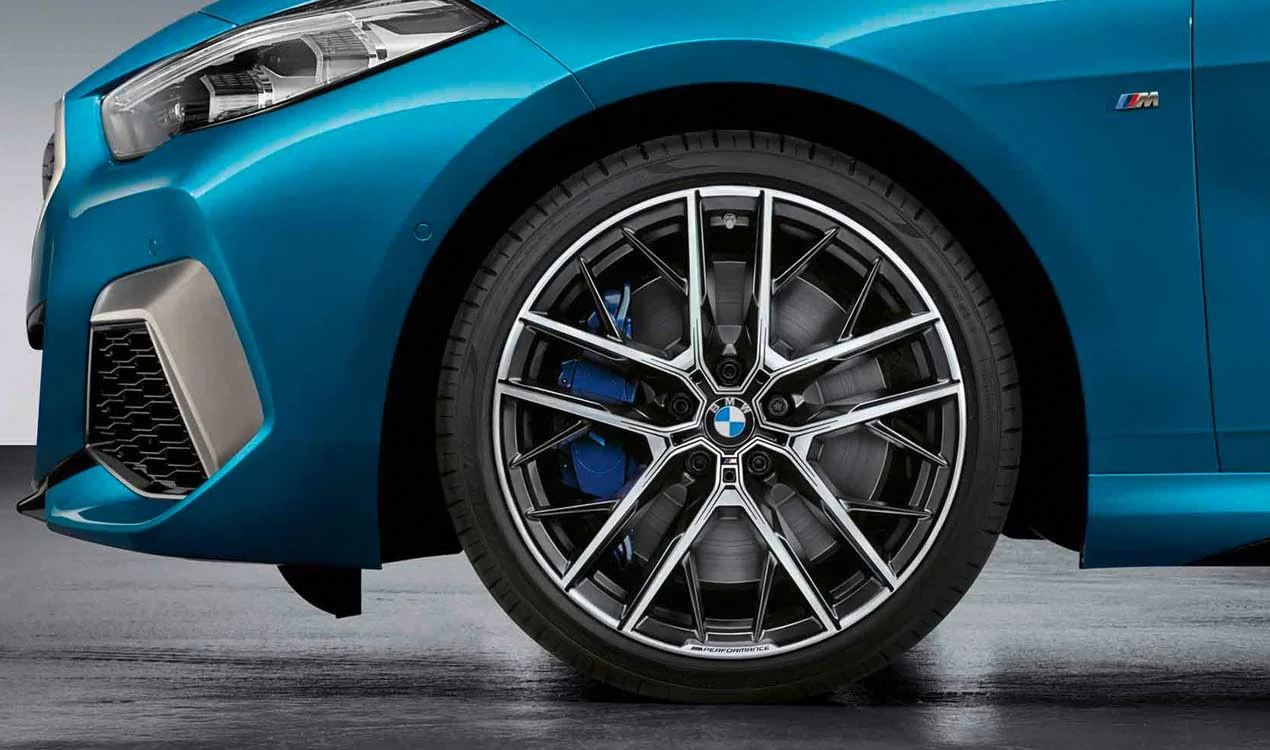 BMW Sommerkompletträder M Performance Doppelspeiche 555 bicolor (jet black matt / glanzgedreht) 19 Zoll RDCi 1er F40 2er F44 Bridgestone