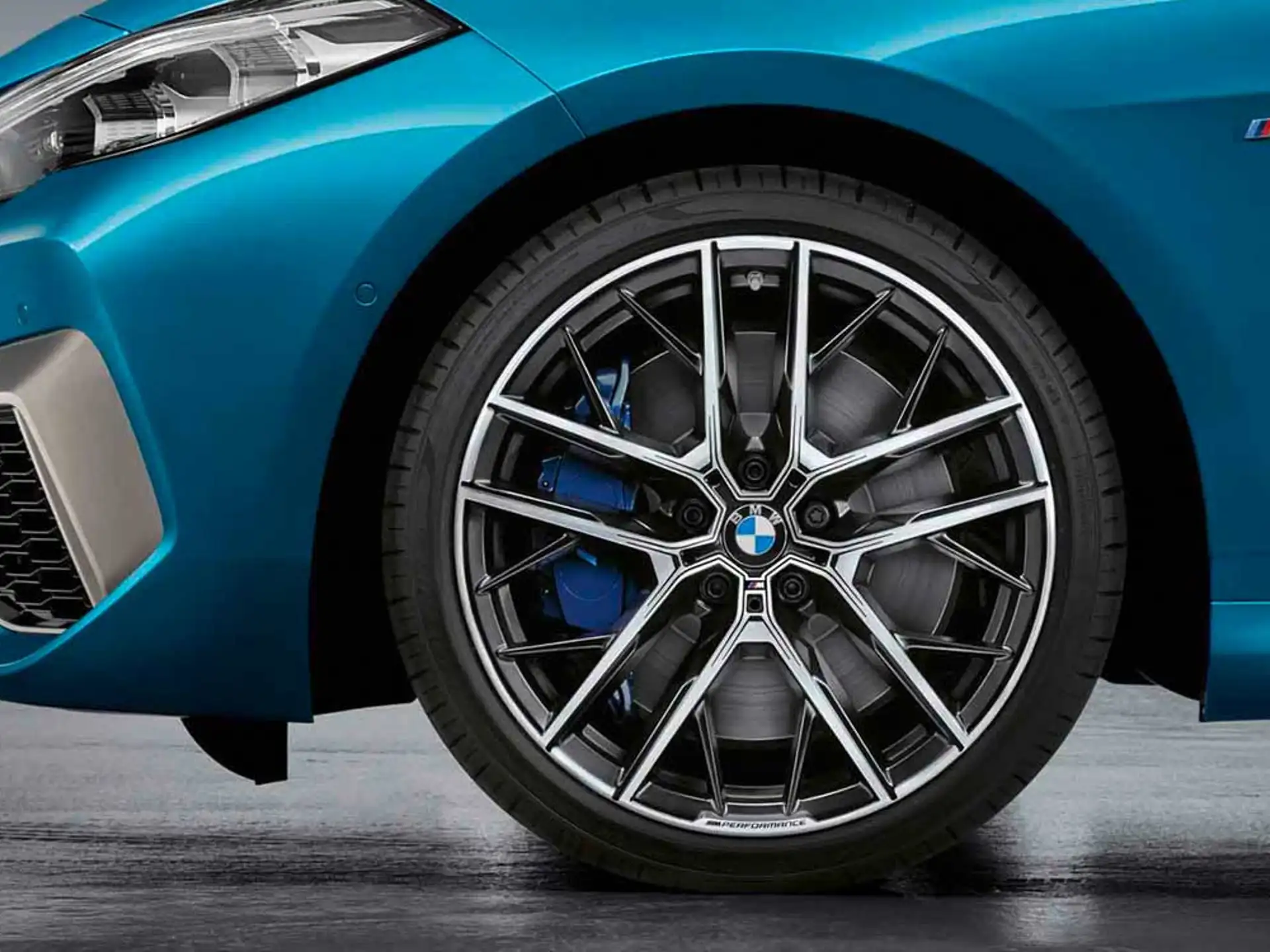 BMW Sommerkompletträder M Performance Doppelspeiche 555 bicolor (jet black matt / glanzgedreht) 19 Zoll RDCi 1er F40 2er F44 Bridgestone