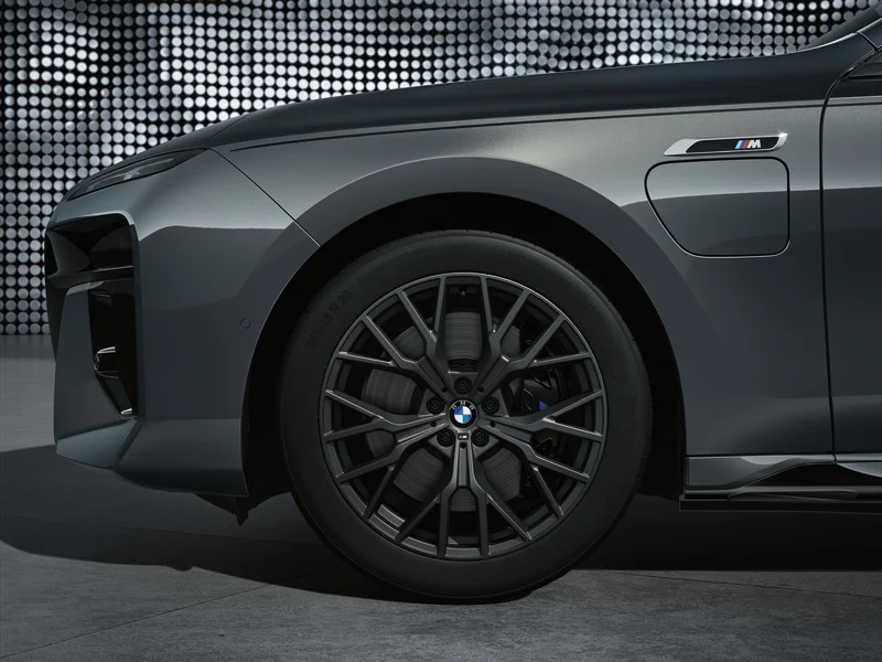 BMW Sommerkompletträder M Performance Y-Speiche 911M jetblack matt 20 Zoll RDCi 7er G70 Pirelli (Mischbereifung)
