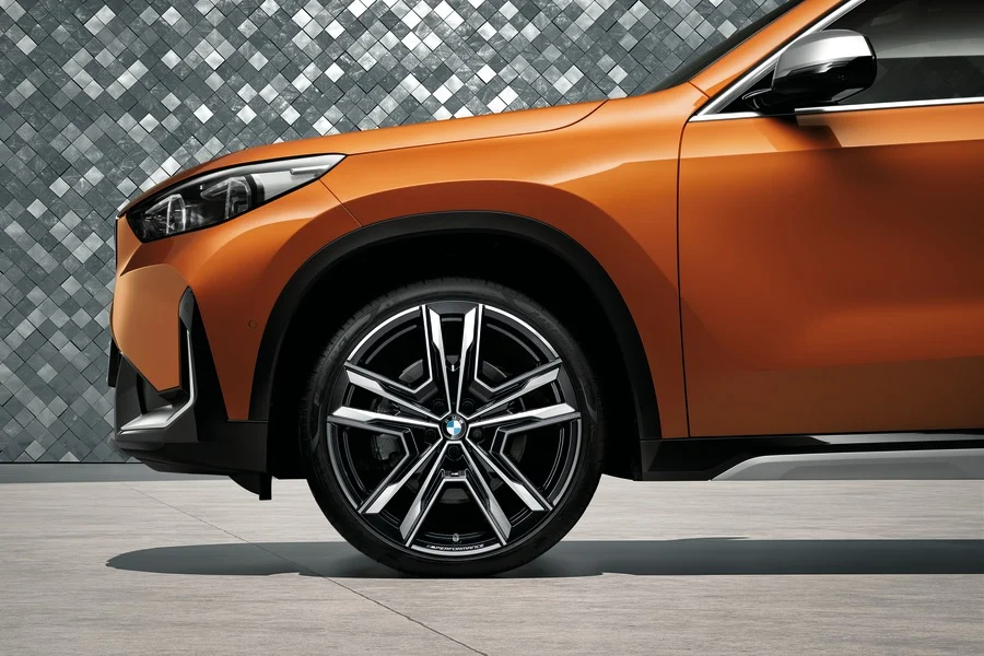 BMW Sommerkompletträder M Performance Doppelspeiche 877M bicolor (jetblack uni/hochglanzpoliert) 21 Zoll RDCi X1 U11 Pirelli