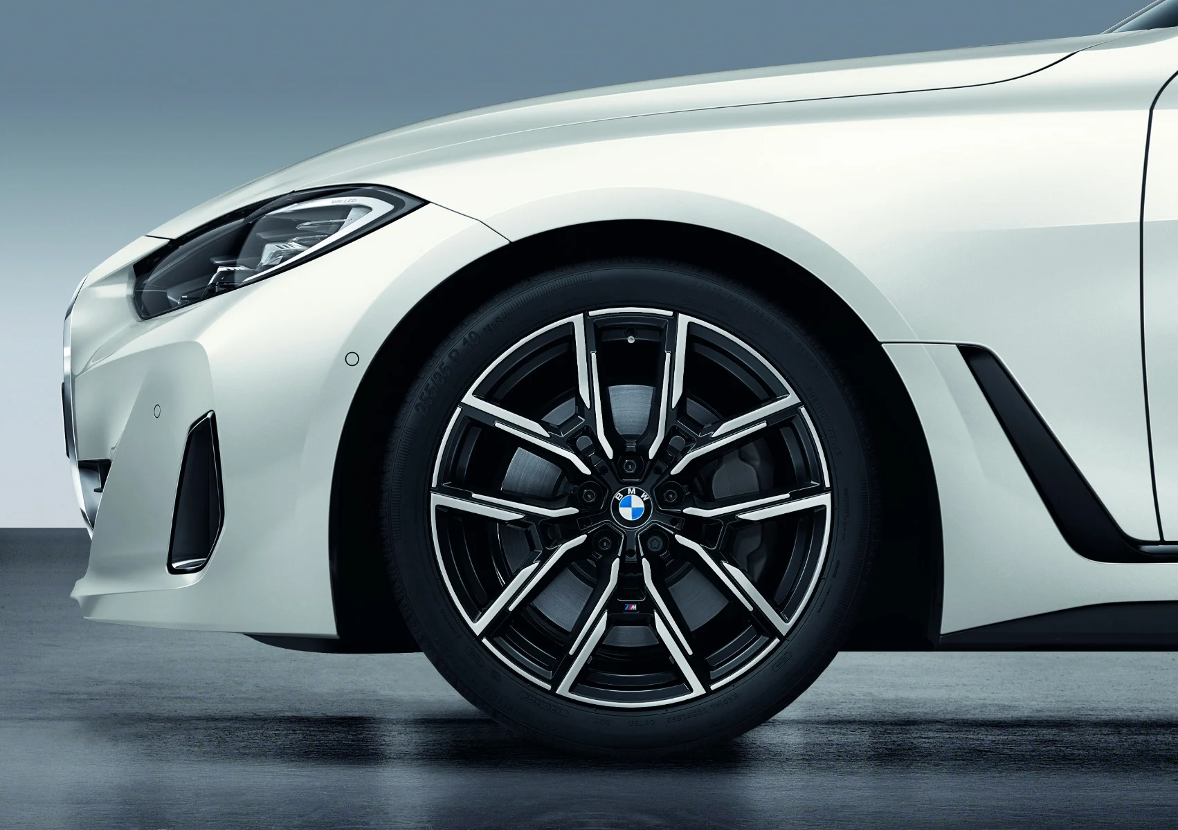 BMW Sommerkompletträder Y-Speiche 859M bicolor (jet black/hochganzpoliert) 19 Zoll RDCi 4er G26 i4 G26 Michelin
