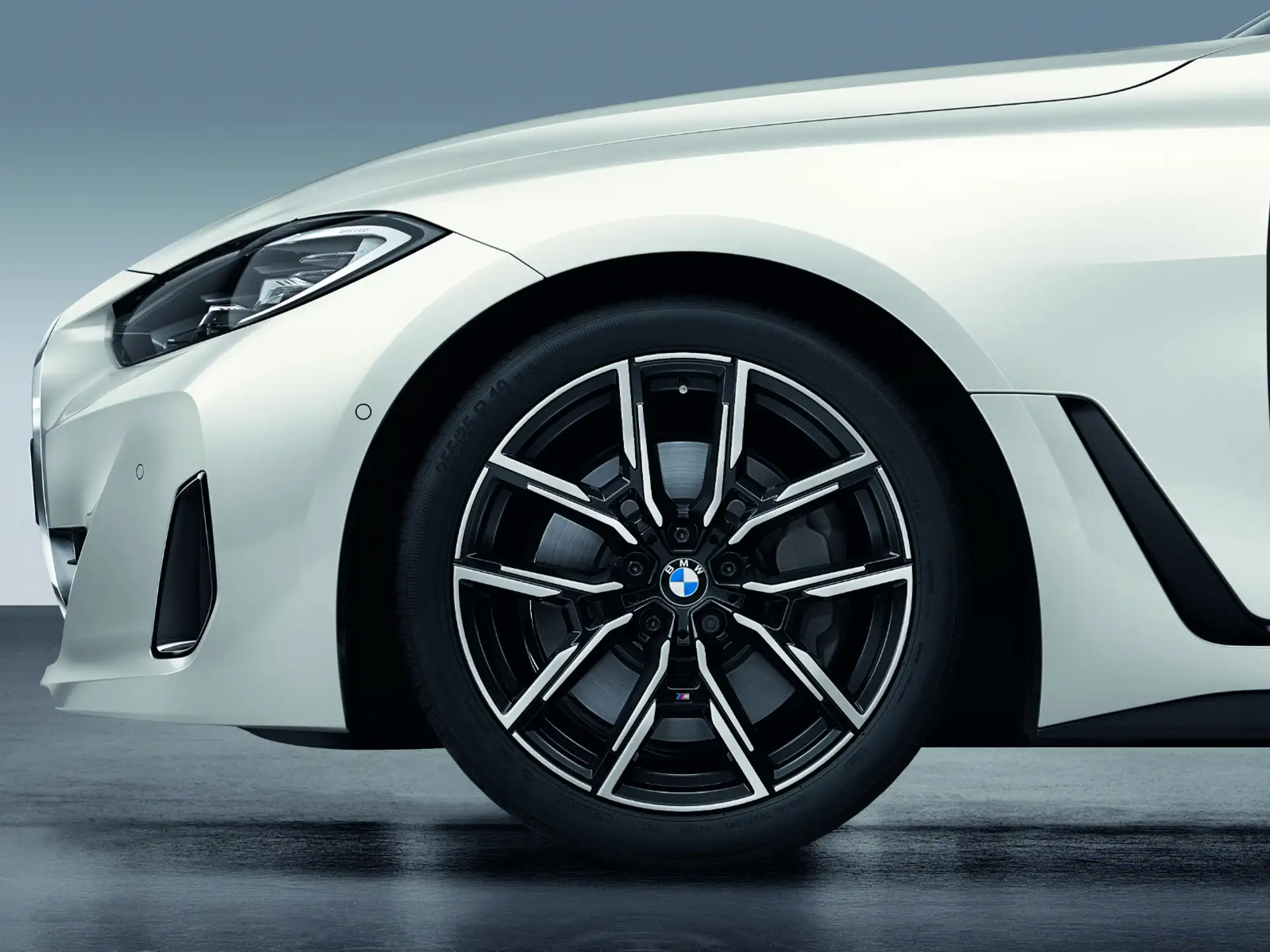 BMW Sommerkompletträder Y-Speiche 859M bicolor (jet black/hochganzpoliert) 19 Zoll RDCi 4er i4 G26 Michelin (Mischbereifung)