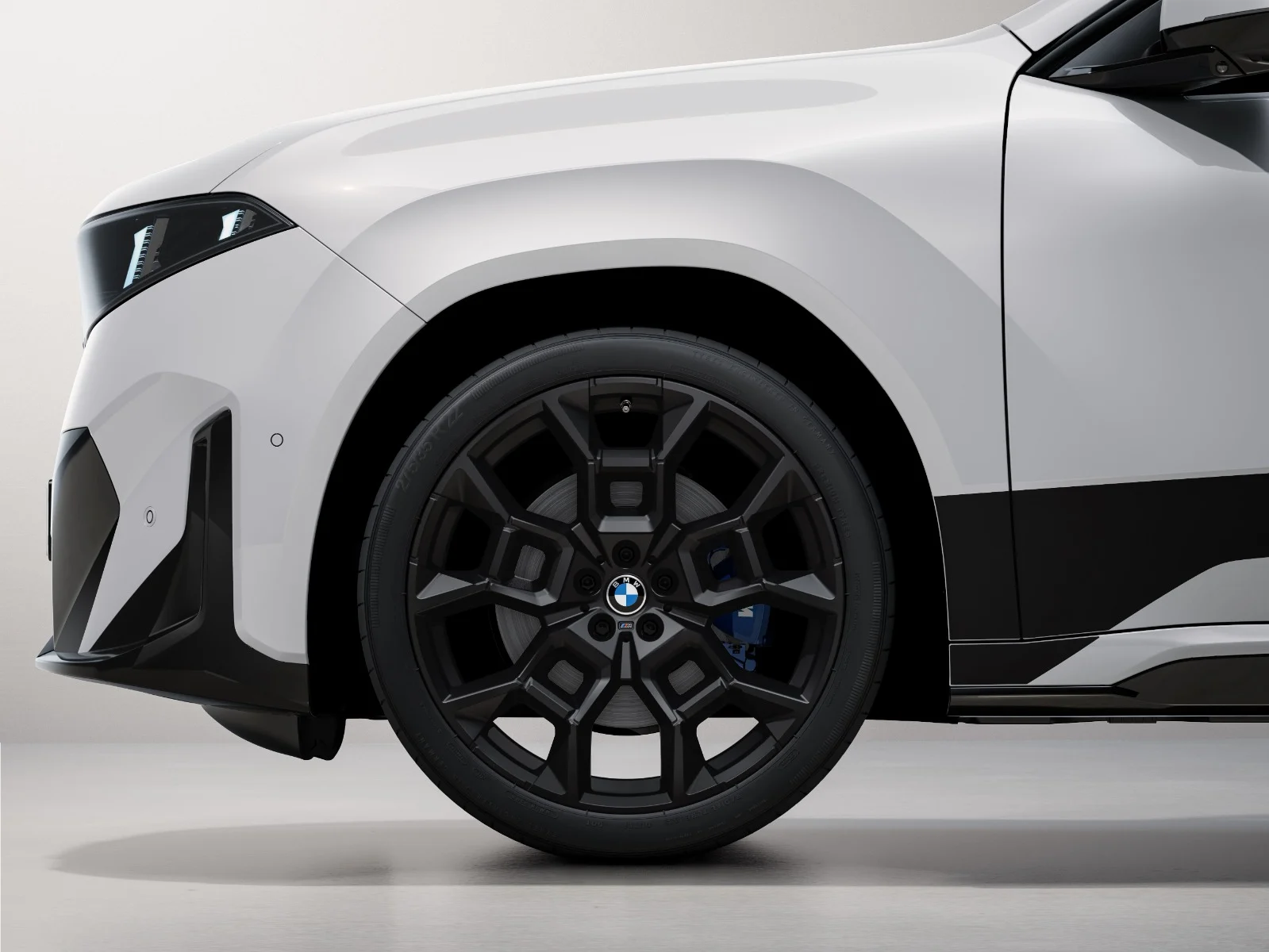 BMW Sommerkompletträder M Performance Y-Speiche 1054M jet black matt 22 Zoll RDCi iX3 NA5 Mischbereifung Pirelli