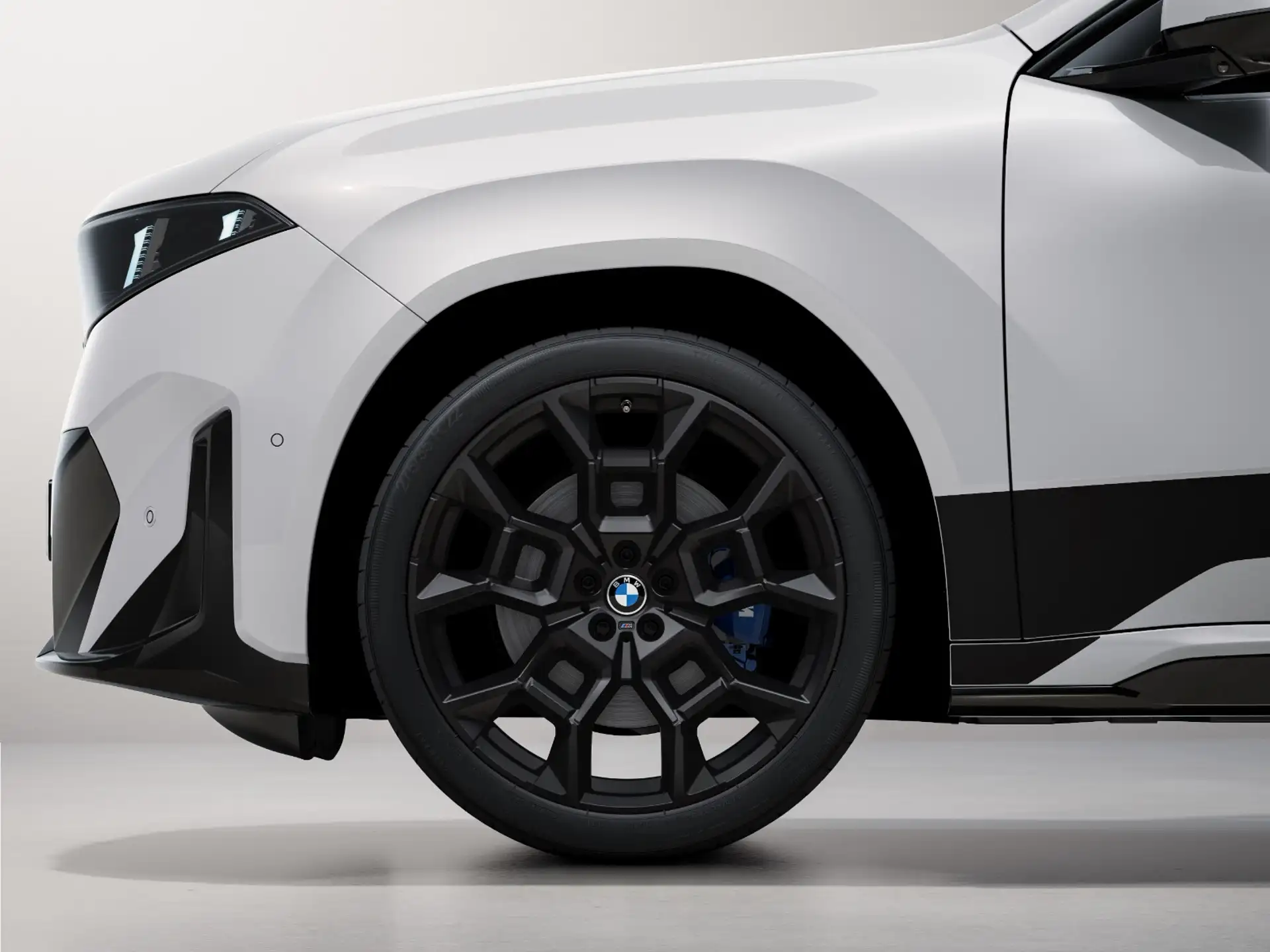 BMW Sommerkompletträder M Performance Y-Speiche 1054M jet black matt 22 Zoll RDCi iX3 NA5 Mischbereifung Pirelli