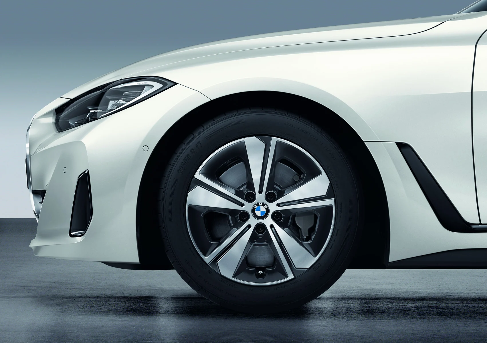 BMW Winterkompletträder V-Speiche 852 bicolor (midnight grey/hochglanzpoliert) 17 Zoll RDCi 4er i4 G26