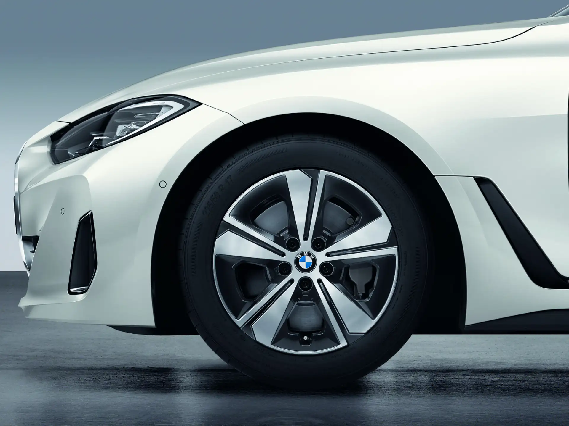 BMW Winterkompletträder V-Speiche 852 bicolor (midnight grey/hochglanzpoliert) 17 Zoll RDCi 4er i4 G26