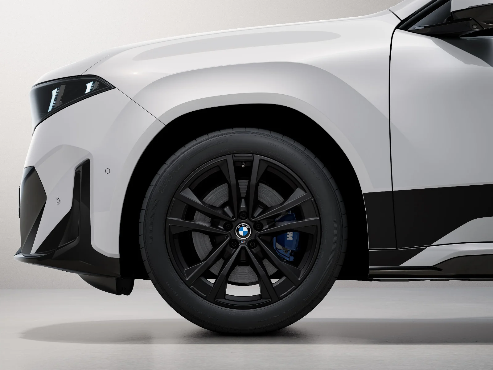 BMW Winterkompletträder M Doppelspeiche 1048M jet black matt 20 Zoll RDCi iX3 NA5 iX4 NA7 Goodyear