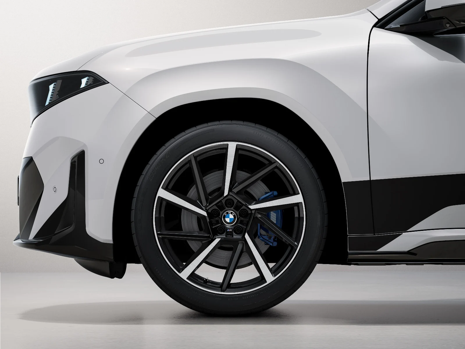BMW Winterkompletträder M Sternspeiche 1050M bicolor (jet black uni/hochglanzpoliert) 21 Zoll RDCi iX3 NA5 iX4 NA7 Hankook