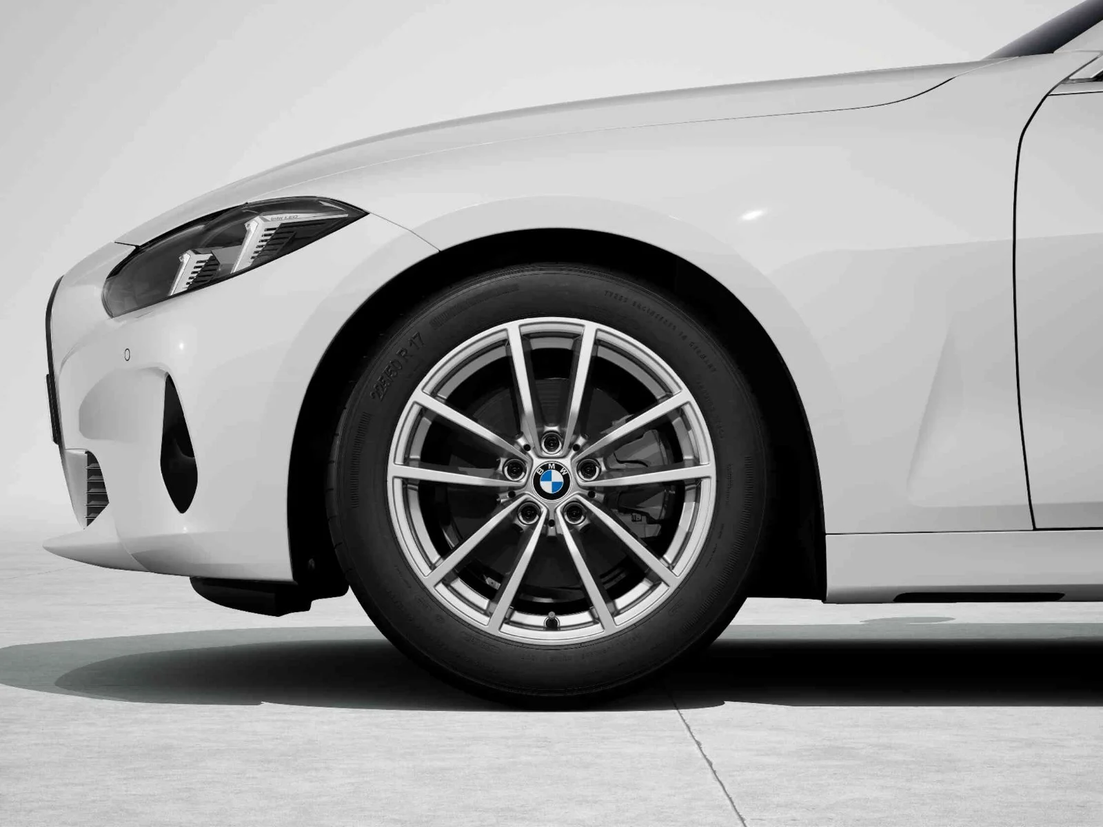 BMW Winterkompletträder V-Speiche 778 reflexsilber 17 Zoll RDCi mit Bridgestone Blizzak LM-001 RFT für 2er G42 3er G20 G21 4er G22 G23