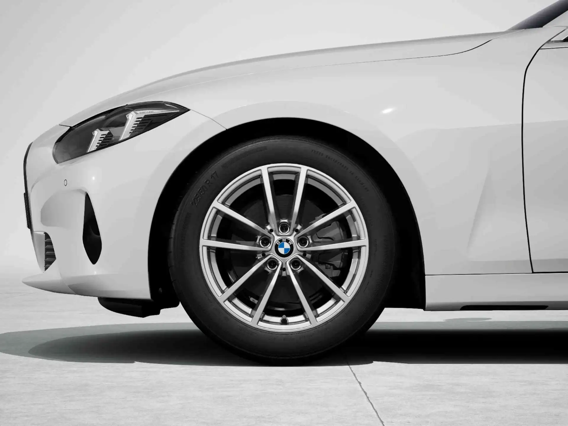 BMW Winterkompletträder V-Speiche 778 reflexsilber 17 Zoll RDCi mit Bridgestone Blizzak LM-001 RFT für 2er G42 3er G20 G21 4er G22 G23