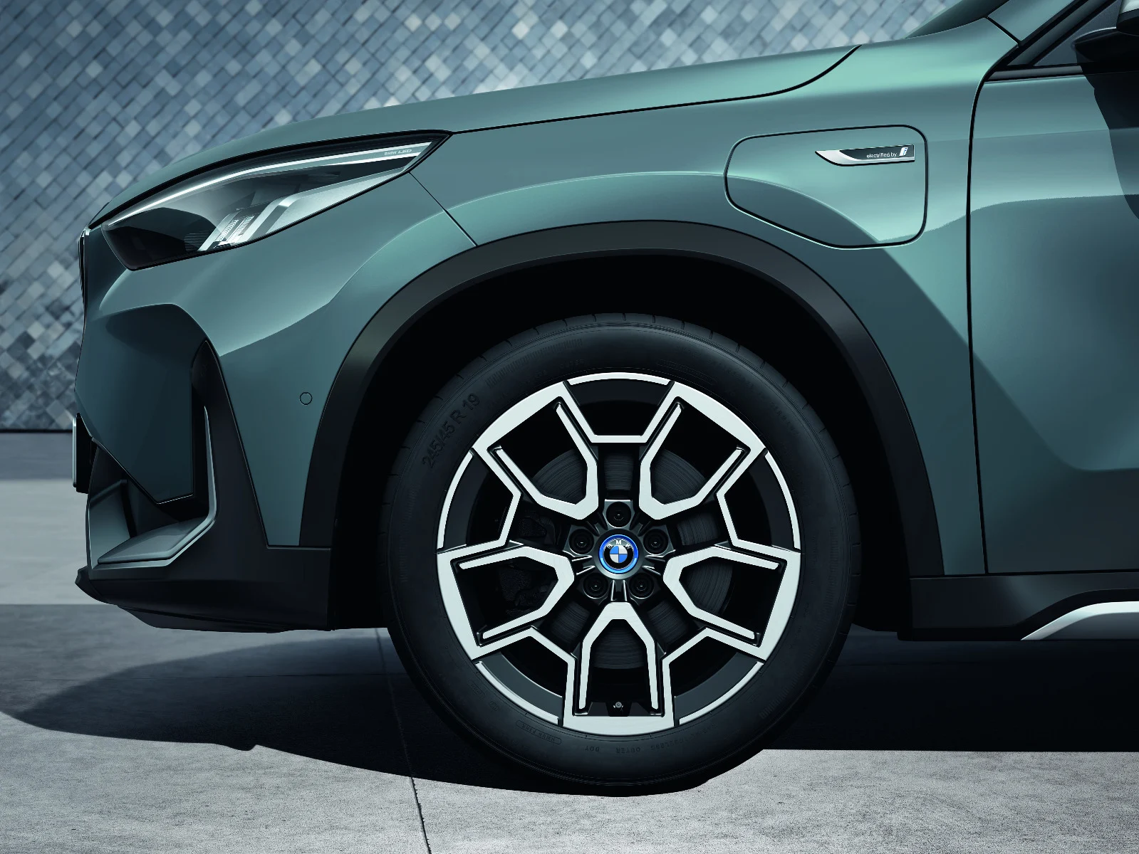BMW Alufelge V-Speiche 867 bicolor (midnight grey/hochglanzpoliert) 8Jx19 ET 46 X1 U11