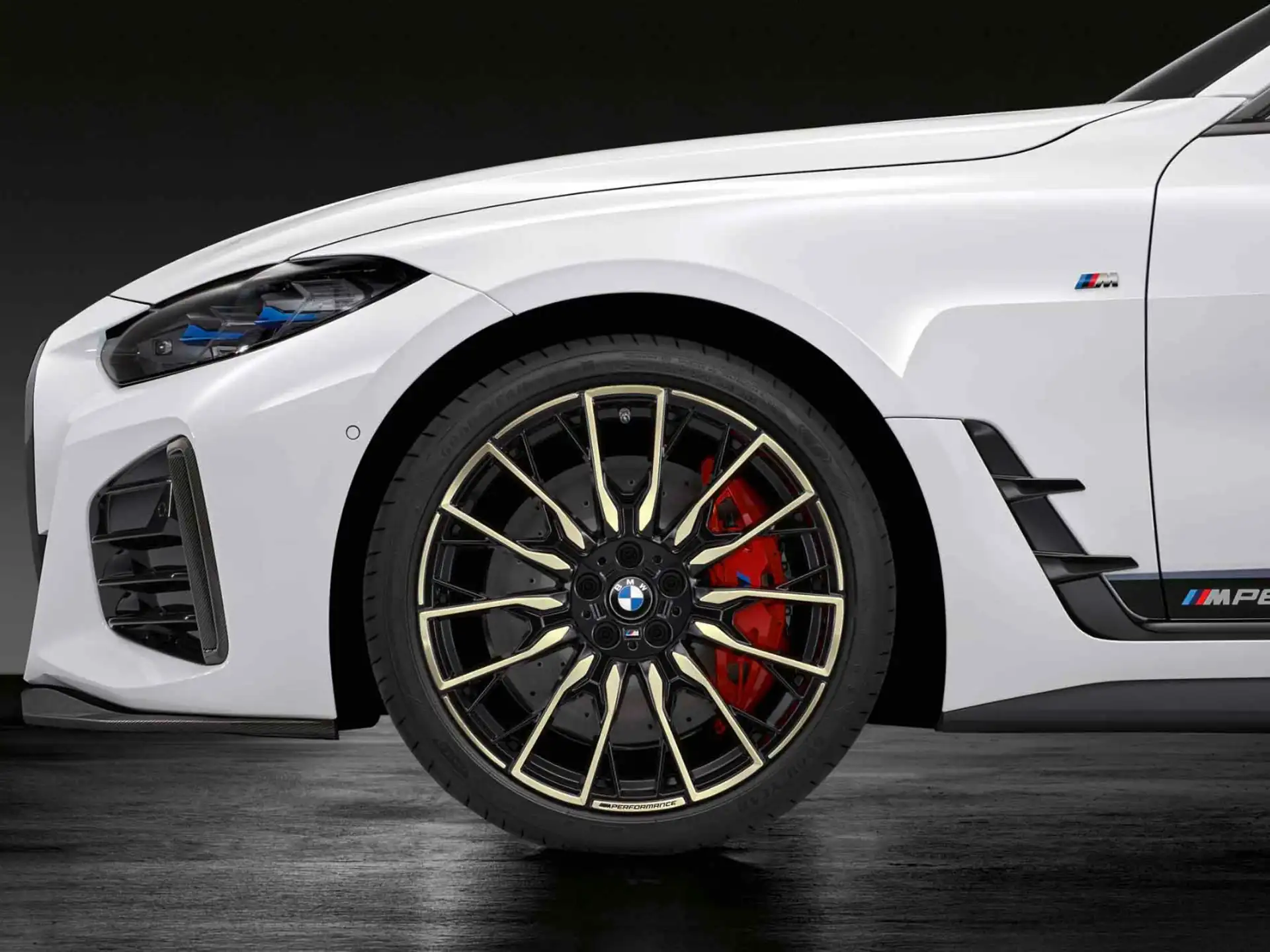 BMW Sommerkompletträder M Performance Doppelspeiche 868 bicolor (jetblack uni/night gold/glanzgefräst) 20 Zoll RDCi i4 G26E Goodyear (Mischbereifung neu)