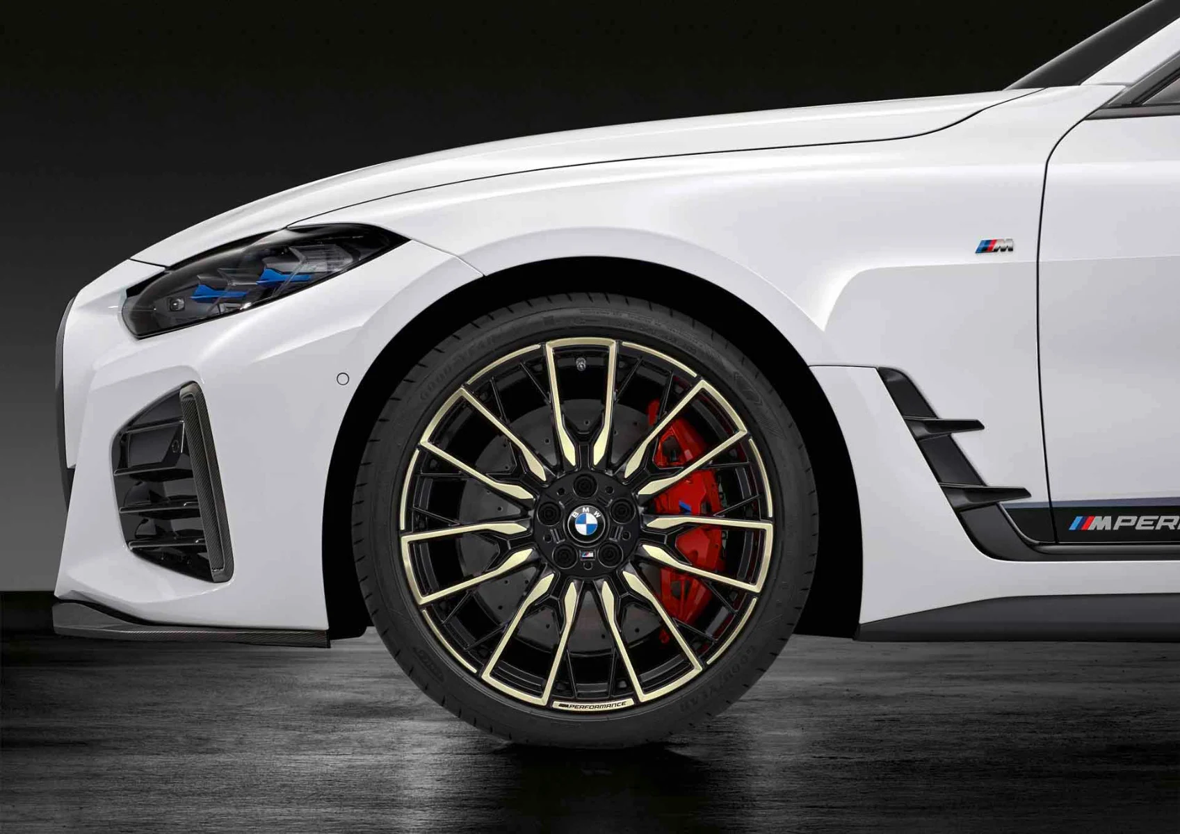 BMW Sommerkompletträder M Performance Doppelspeiche 868 bicolor (jetblack uni/night gold/glanzgefräst) 20 Zoll RDCi 4er G26 Goodyear (Mischbereifung neu)