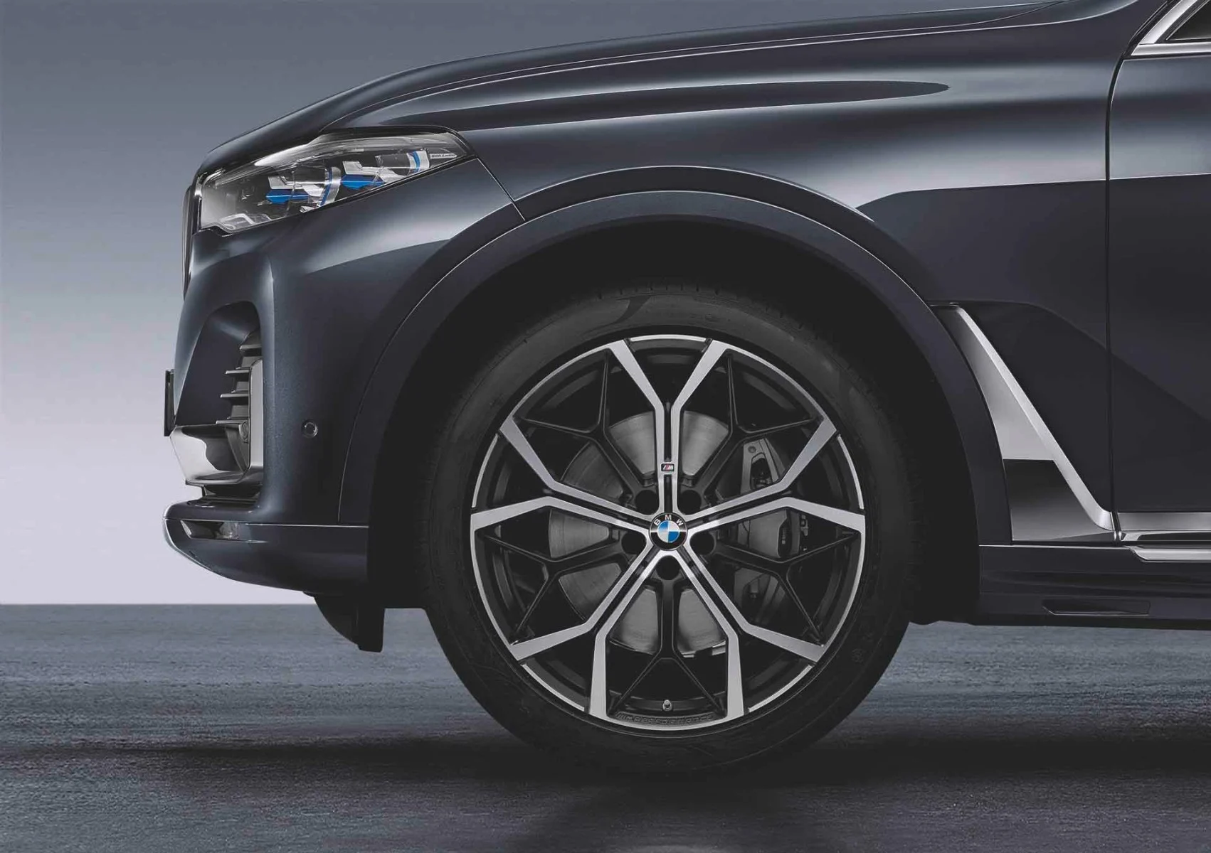 BMW Sommerkompletträder M Performance Y-Speiche 785M bicolor (jetblack matt / hochglanzpoliert) 22 Zoll RDCi X7 G07 LCI Pirelli (Mischbereifung)