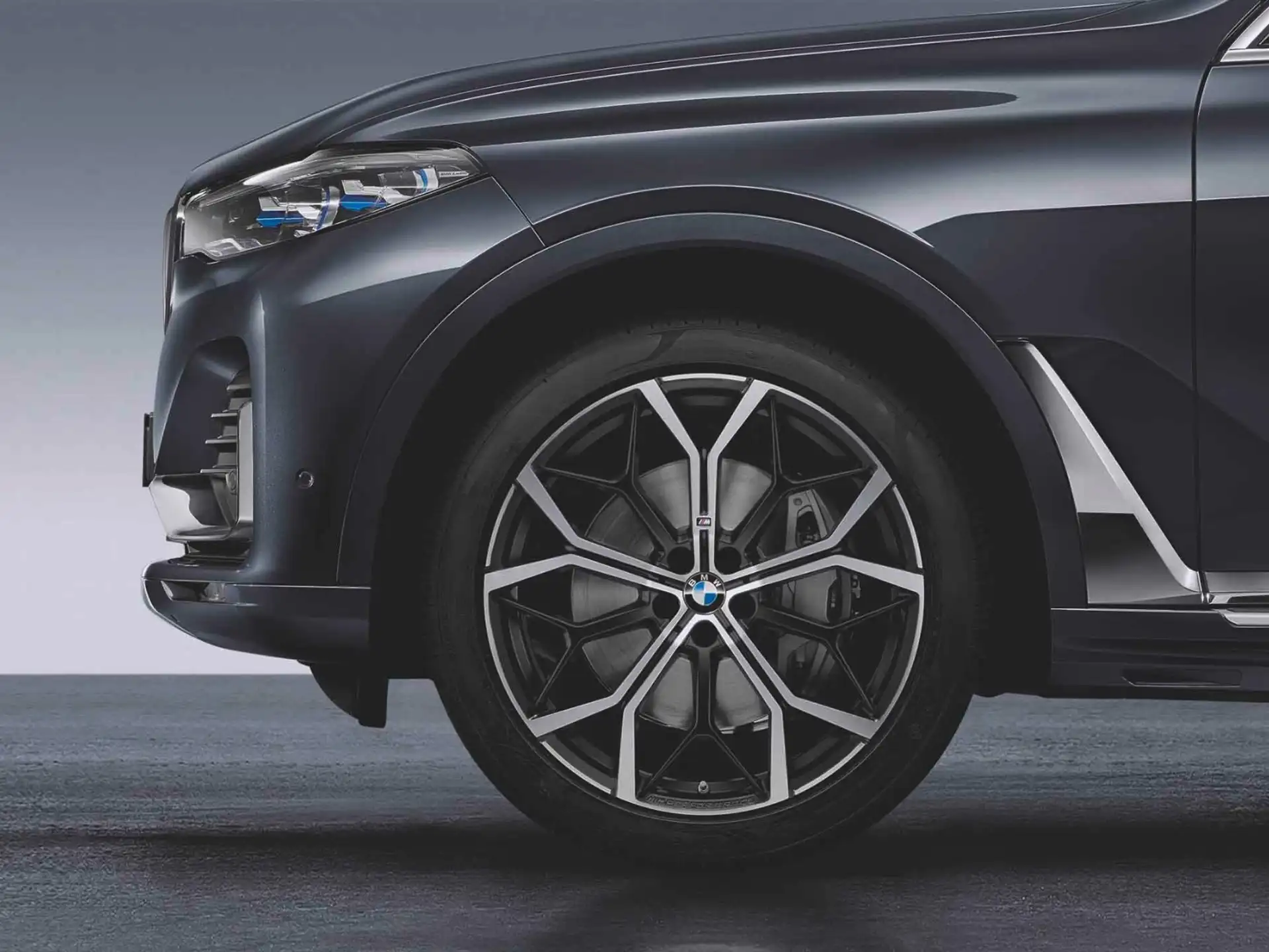 BMW Sommerkompletträder M Performance Y-Speiche 785M bicolor (jetblack matt / hochglanzpoliert) 22 Zoll RDCi X7 G07 LCI Pirelli (Mischbereifung)