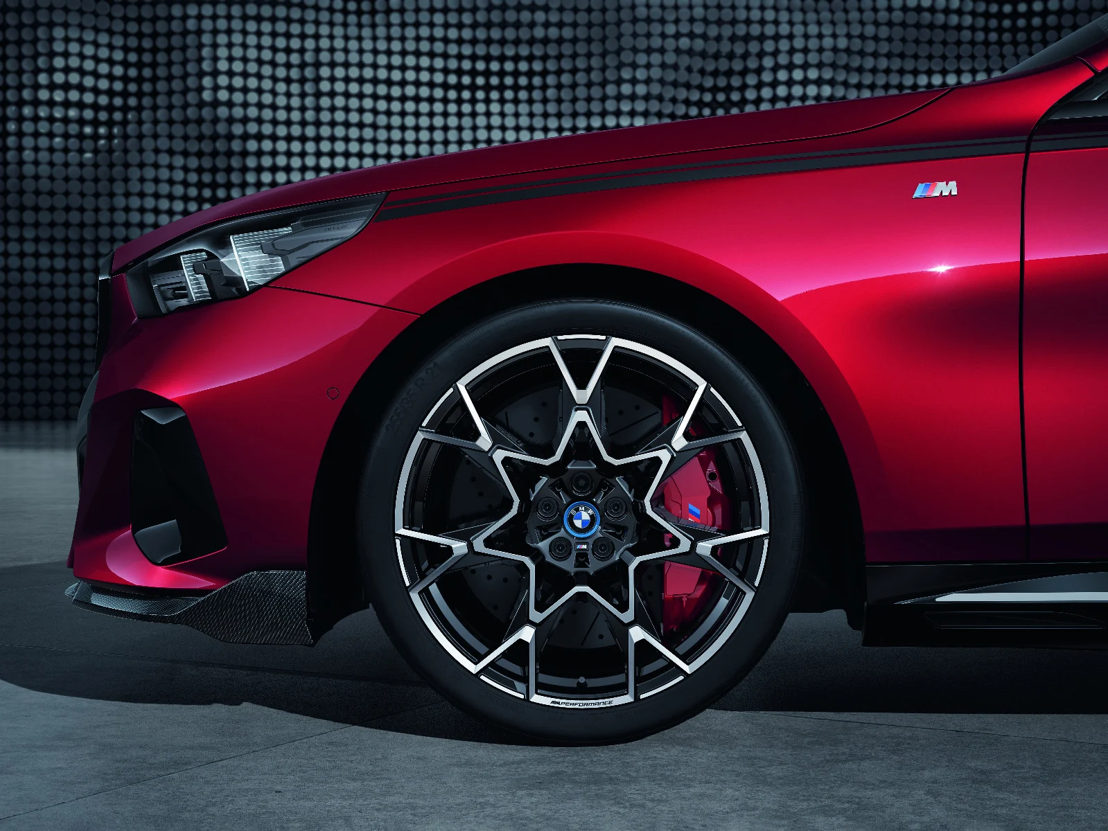 BMW Sommerkompletträder M Performance Kreuzspeiche 943M Bicolor (jetblack uni/hochglanzpoliert) 21 Zoll RDCi 5er G60 G61 Pirelli (Mischbereifung)