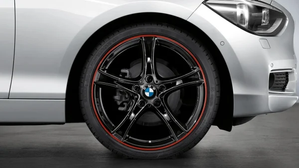BMW Alufelge Doppelspeiche 361 19 Zoll schwarz mit rotem Felgenring