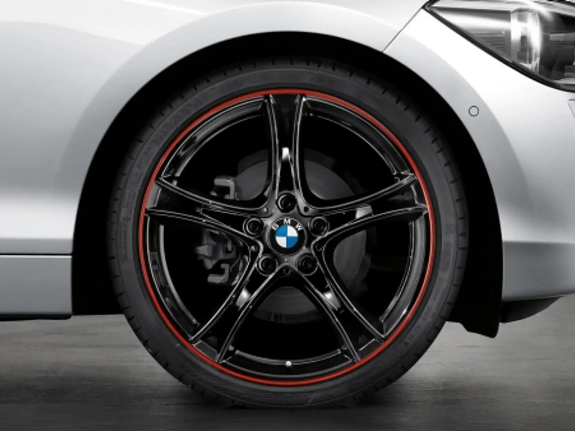 BMW Alufelge Doppelspeiche 361 19 Zoll schwarz mit rotem Felgenring