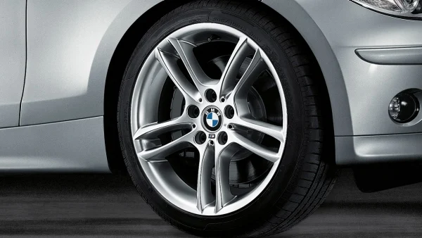 BMW Alufelge M Doppelspeiche 261 8,5J x 18 ET 52 Silber Hinterachse