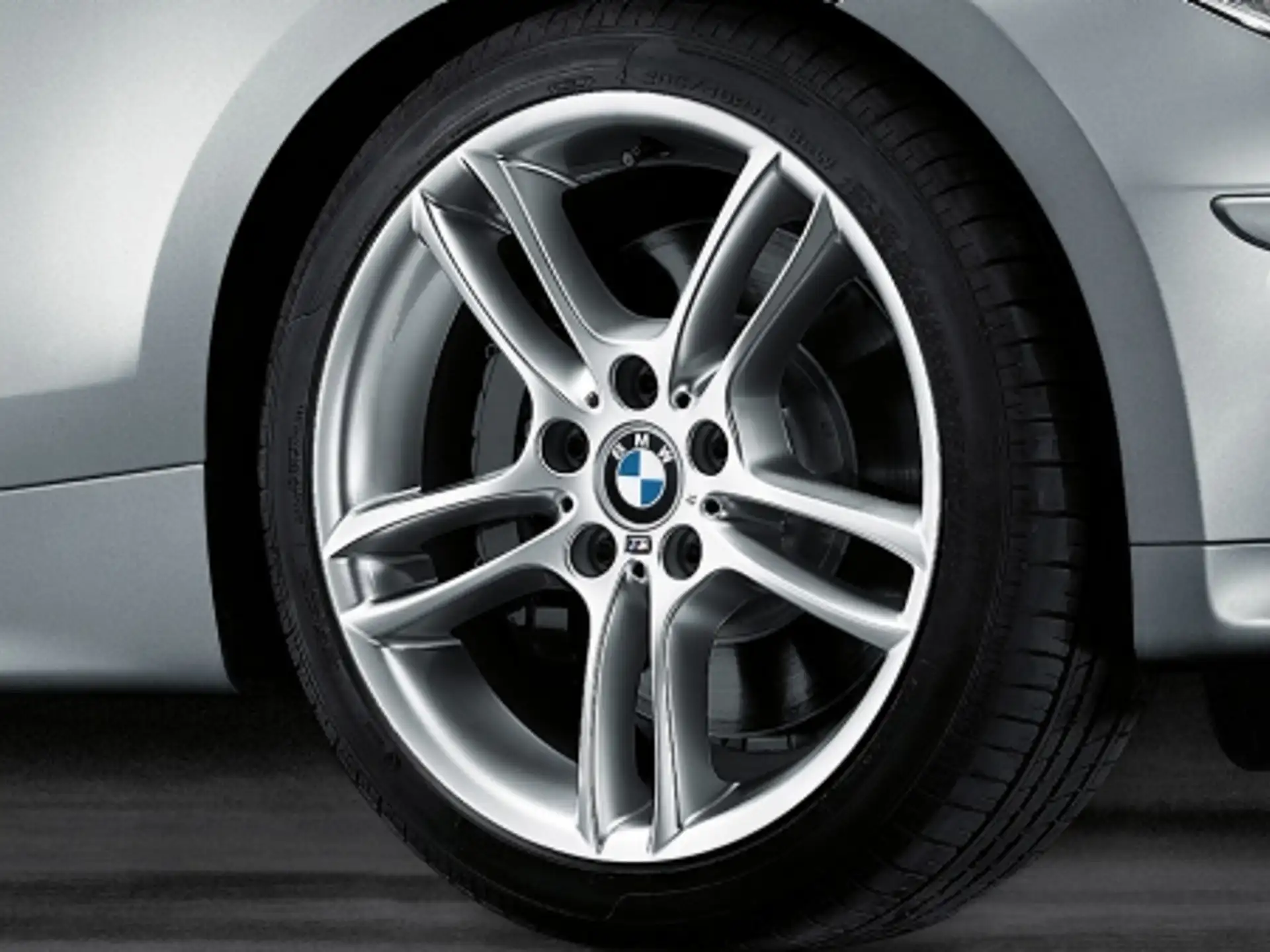 BMW Alufelge M Doppelspeiche 261 7,5J x 18 ET 49 Silber Vorderachse
