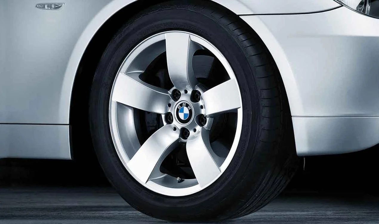 BMW Alufelge Sternspeiche 122 silber 8Jx17 ET43 5er E60/E61 Vorderachse / Hinterachse