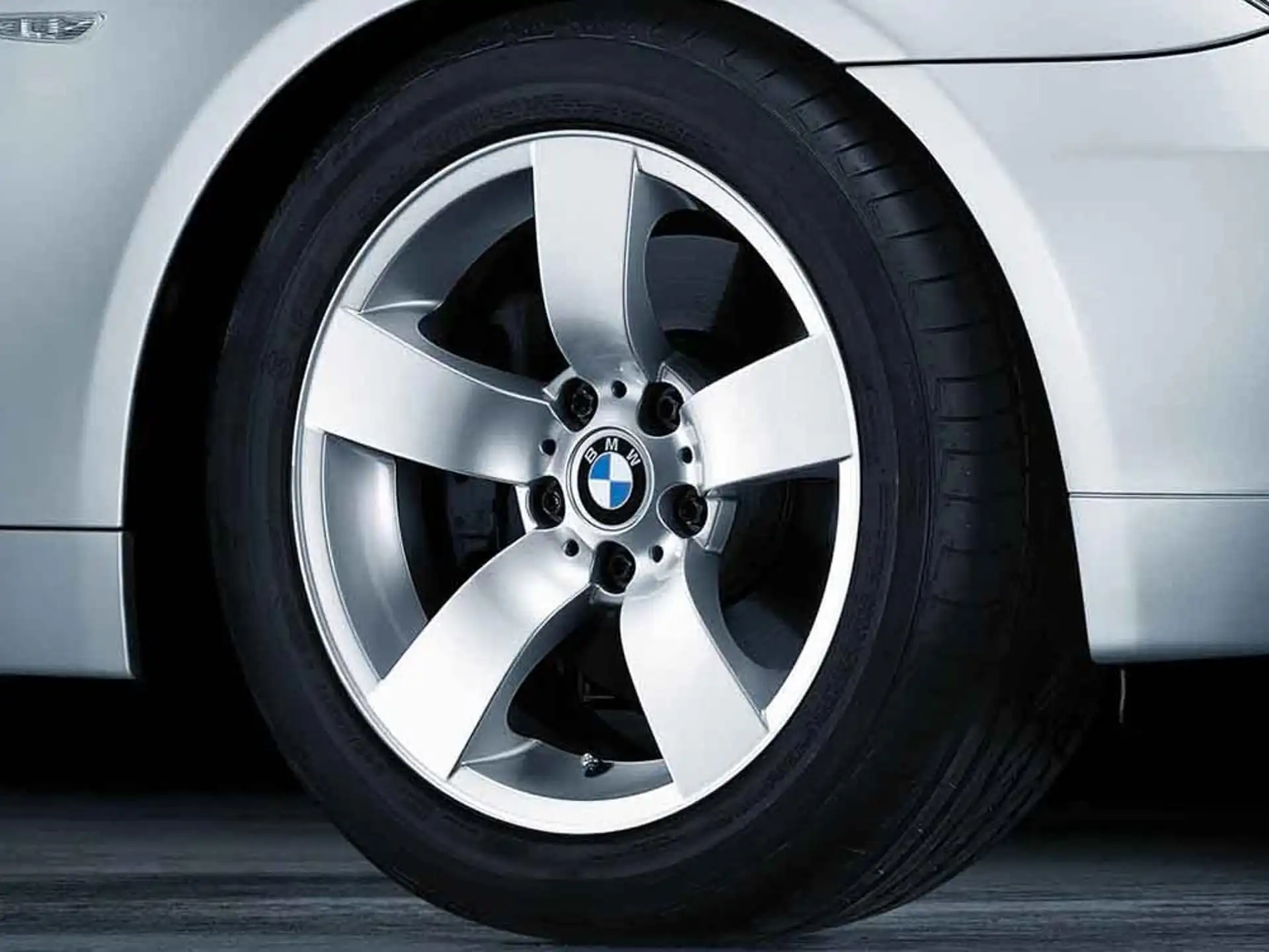 BMW Alufelge Sternspeiche 122 silber 8Jx17 ET43 5er E60/E61 Vorderachse / Hinterachse