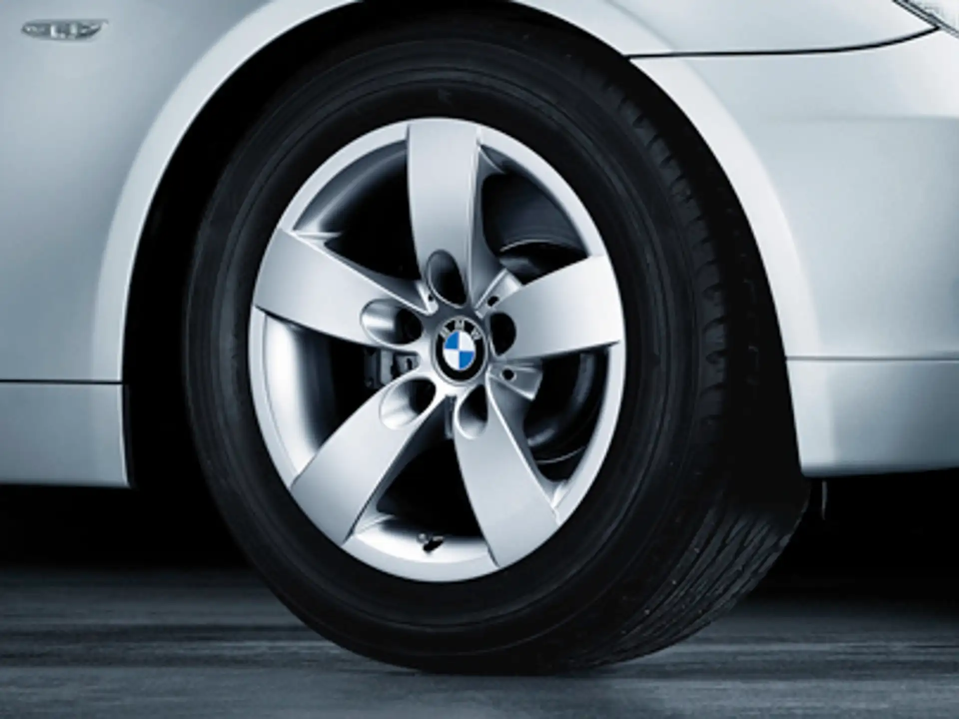 BMW Alufelge Sternspeiche 242 silber 7Jx16 ET20 5er E60/E61 Vorderachse / Hinterachse