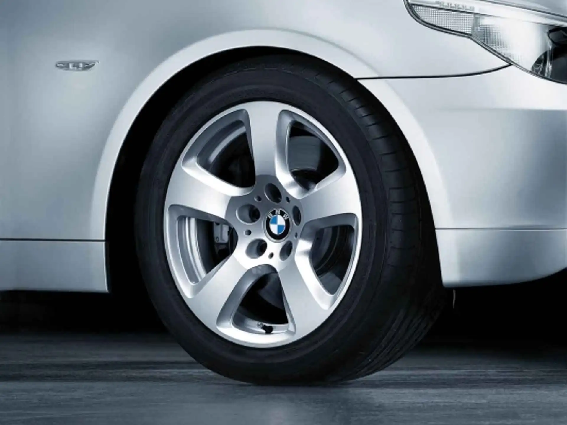 BMW Alufelge Sternspeiche 243 silber 7,5Jx17 ET20 5er E60/E61 Vorderachse / Hinterachse