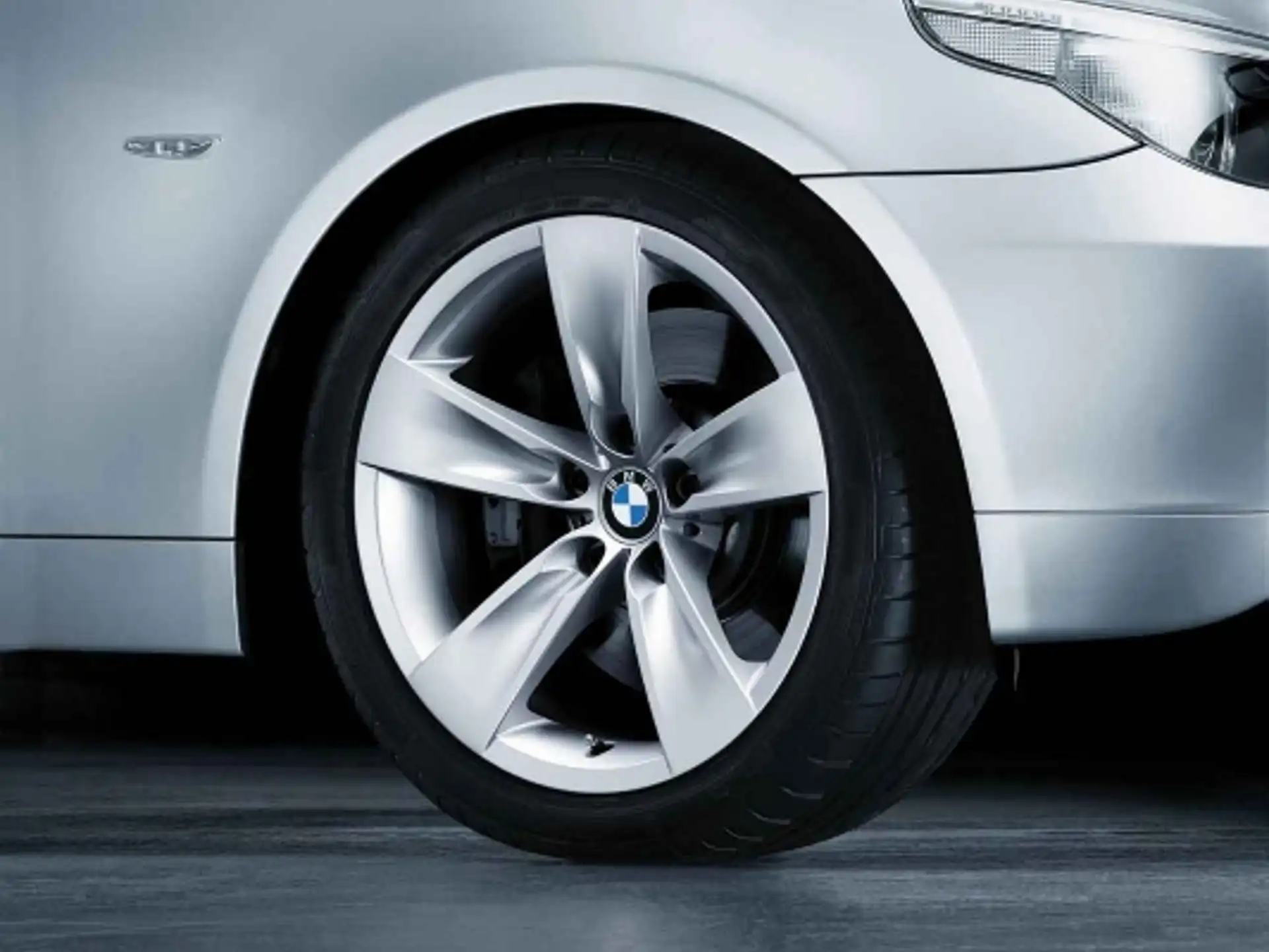 BMW Alufelge Sternspeiche 246 silber 8Jx18 ET43 5er E60/E61 Vorderachse / Hinterachse