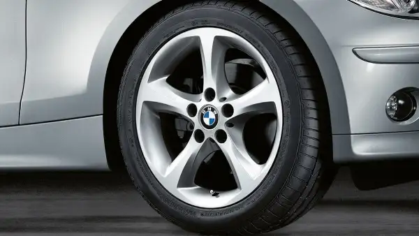 BMW Alufelge Sternspeiche 256 silber 7J ET47 1er E81/E82/E87/E88