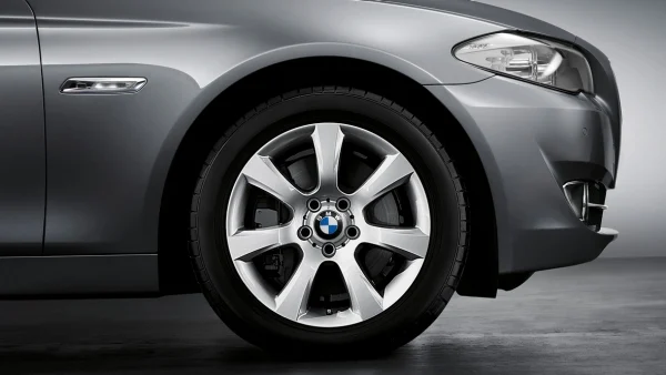 BMW Alufelge Sternspeiche 330 silber 8Jx18 ET30 5er F10/F11 6er F06/F12/F13