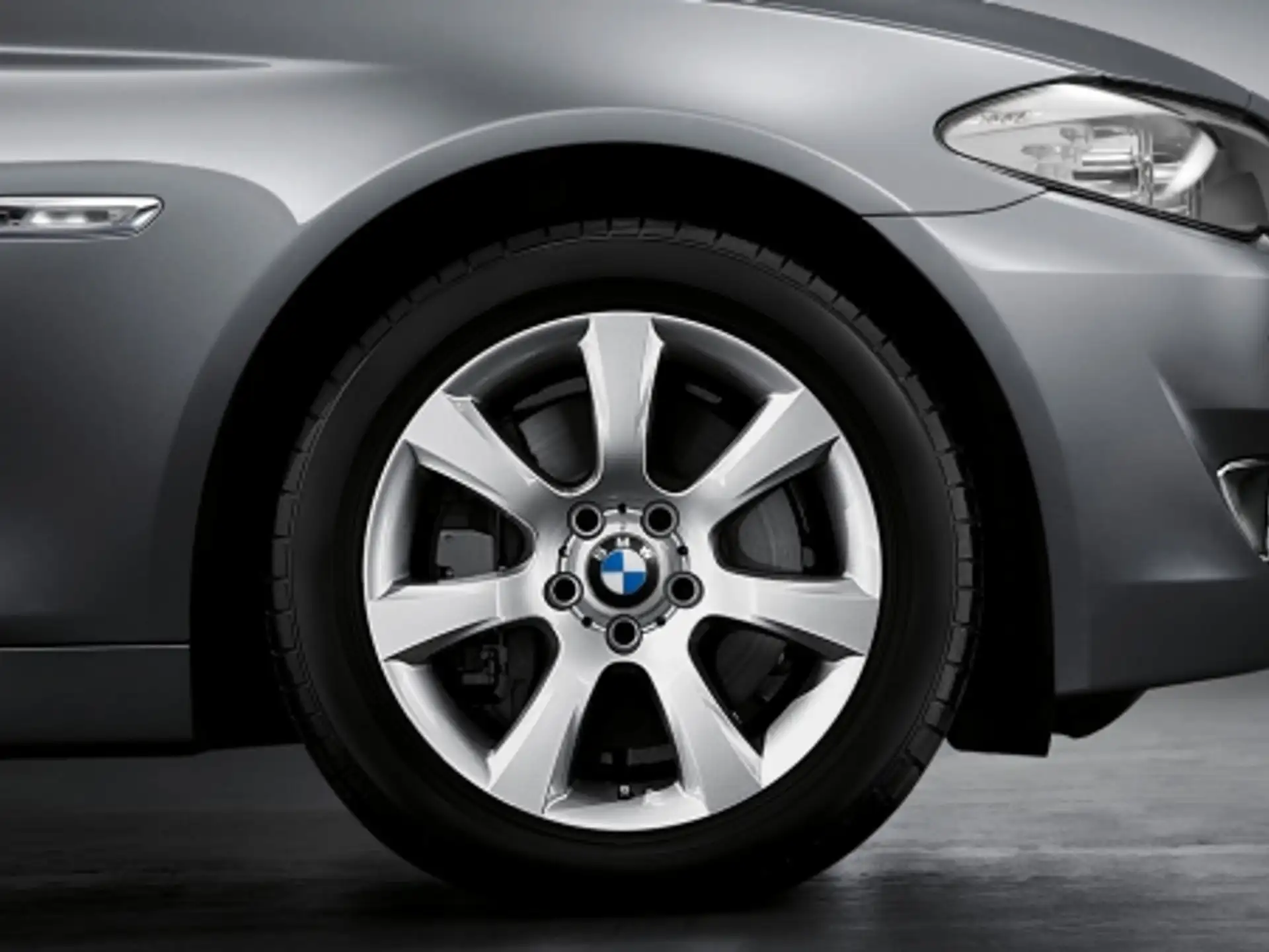 BMW Alufelge Sternspeiche 330 silber 9Jx18 ET44 5er F10 6er F06/F12/F13