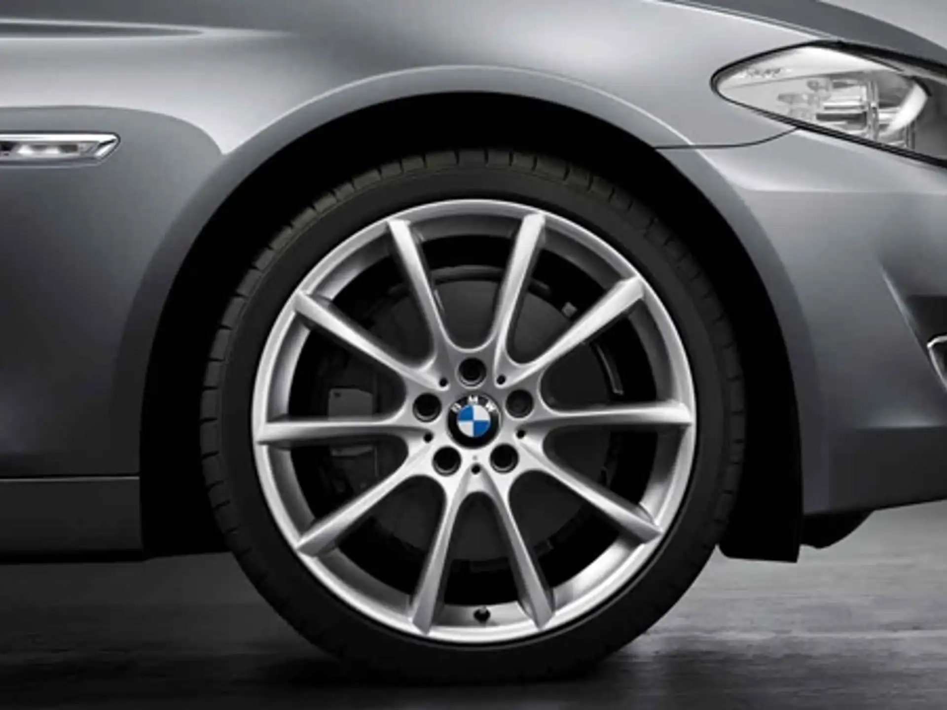 BMW Alufelge V-Speiche 281 silber 8Jx18 ET30 5er F10/F11 6er F06/F12/F13