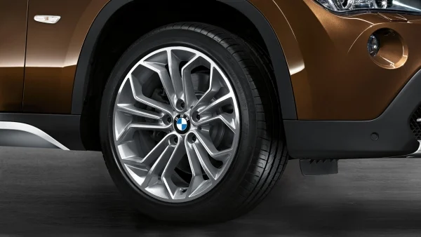 BMW Alufelge Wabenstyling 323 silber/glanzgedreht 9Jx18 ET41 X1 E84